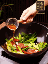 下蒜苗炒軟，沿鍋邊烹入一勺料酒，加醬油、蠔油、白糖調(diào)味炒勻