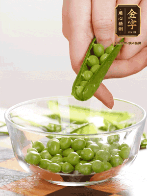 處理食材，藕切片，豌豆剝殼，菱角剝殼， 依次焯水