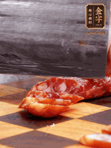 處理食材：香腸切片，土豆切塊、胡蘿卜切丁、豆角切段