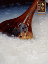 大米淘洗干凈，水開放入大米，煮3分鐘，煮到用手可以掐斷大米，撈出瀝干備用