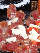 香腸煸香，加大蒜、小米辣增加香味