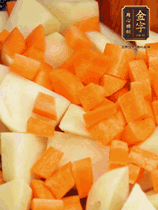 加土豆、胡蘿卜翻炒，隨后加入豆角、1勺鹽、1勺生抽、1勺蠔油、半勺老抽煸炒均勻