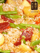 轉(zhuǎn)小火蓋上蓋子燜至水分收干，大概10分鐘