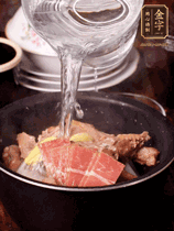 所有食材放入電飯鍋，加2勺料酒，足量的開水，按煲湯鍵煮湯