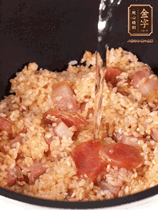 一起放入電飯鍋，加入剛好沒(méi)過(guò)食材的水。