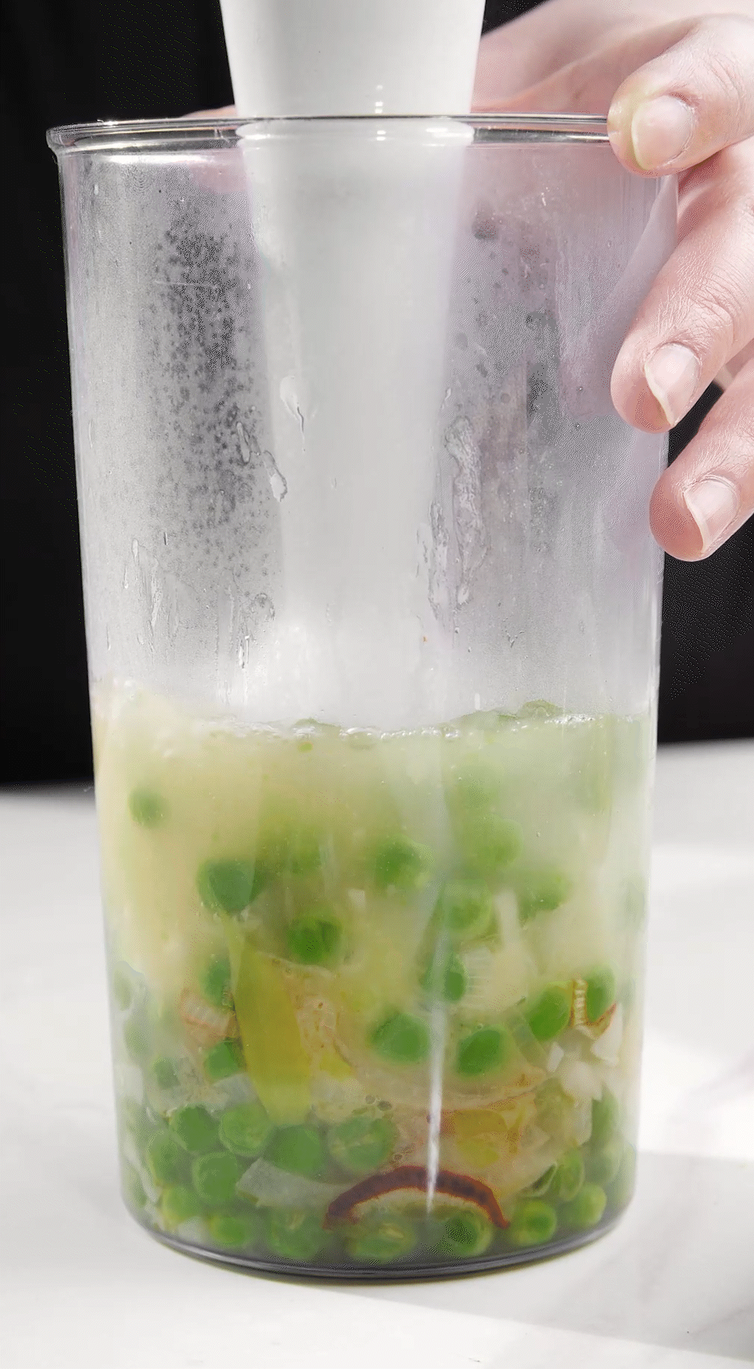 炒好的蔬菜+高湯或熱水，倒入破壁機(jī)攪打細(xì)膩絲滑即可。