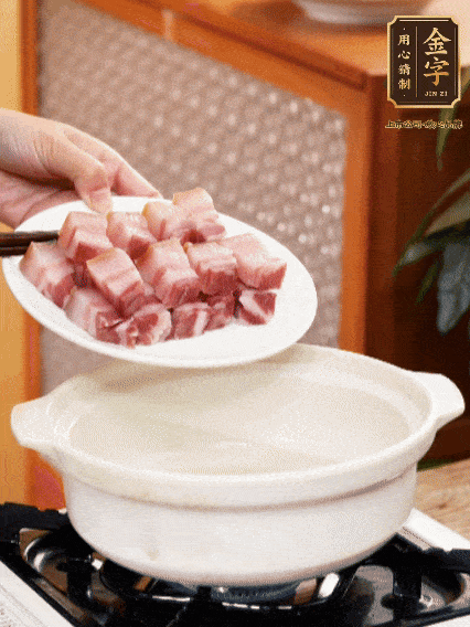 鍋內(nèi)倒油，下咸肉微微煸炒，再放排骨炒一下