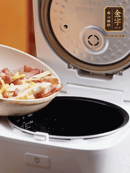 和洗凈的大米一起倒入電飯煲，攪拌均勻。水剛好沒過大米