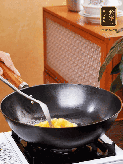 熱油，下雞蛋液煎好，盛出備用