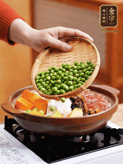 再鋪上臘腸、醬油肉、豌豆，小火煲6分鐘