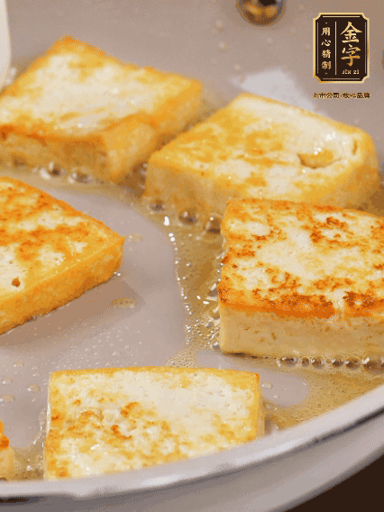 豆腐切片，兩面煎一下備用；春筍切段