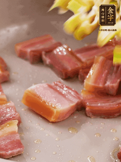 再放春筍翻炒一下，倒入砂鍋中，加適量的熱水，大火燜煮6分鐘