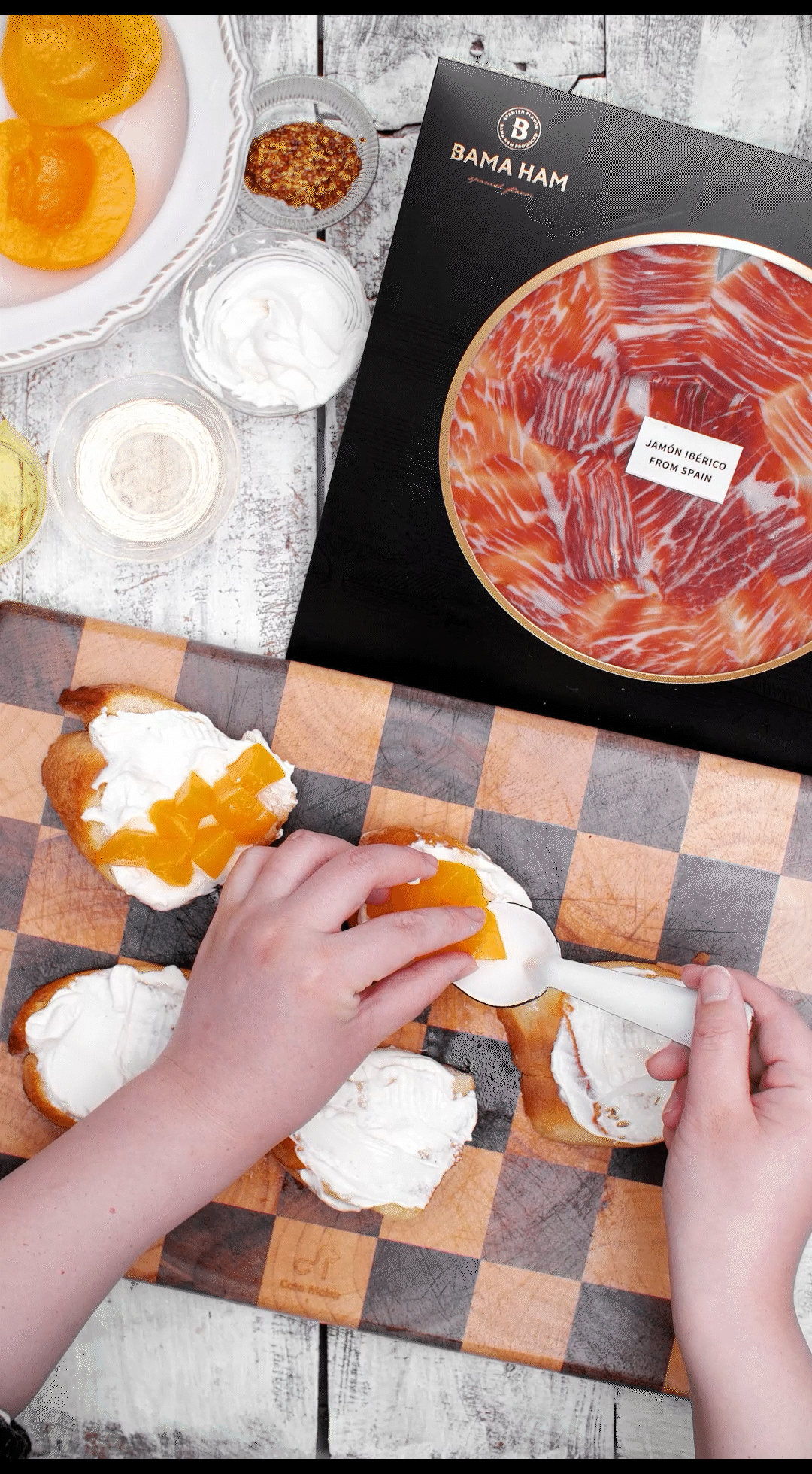 法棍涂抹奶油，放上黃桃和巴瑪火腿