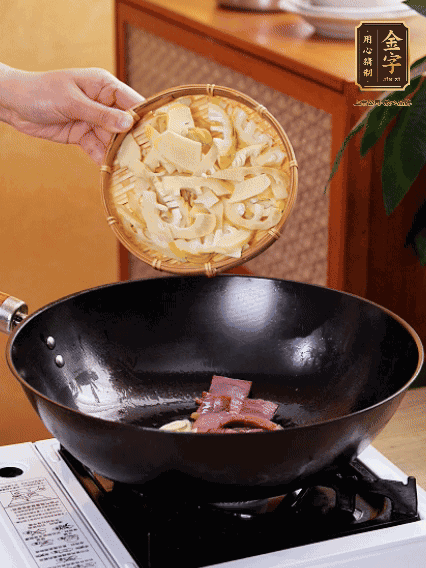 油熱，下蒜末、火腿煸炒出香味，再下筍片微微翻炒