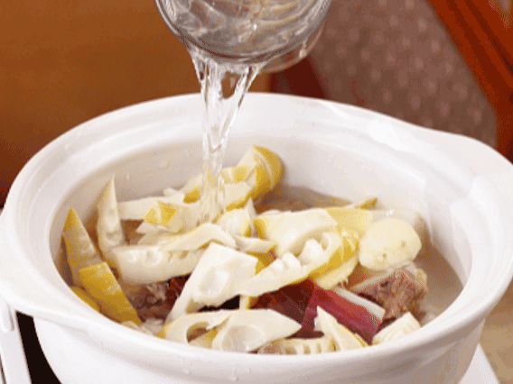 砂鍋中依次放入姜片、雞肉、春筍、火腿，加入足量的水，大火燒開(kāi)后，轉(zhuǎn)小火燉40分鐘