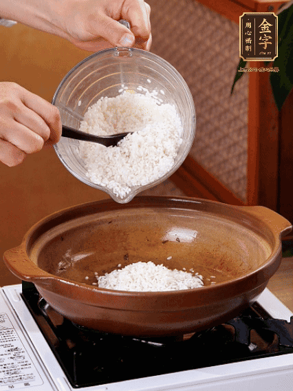 砂鍋中倒入煎羊肚菌的油，涂勻。加入提前浸泡過1小時的生米，再加入和生米齊平的水,,蓋蓋子，大火煮沸后轉(zhuǎn)小火煮至水分微干