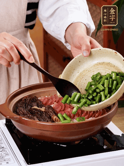 鋪上金字香腸、羊肚菌、蘆筍，蓋蓋子燜7分鐘