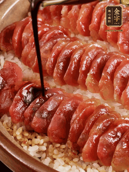 淋上醬汁攪拌均勻
調(diào)一個醬汁：生抽2匙、老抽半匙、蠔油半匙、白砂糖1/3匙、雞精1/3匙、香油5滴、水1匙