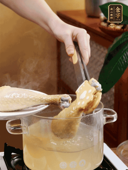 雞腿冷水下鍋，加蔥姜焯水，洗凈備用