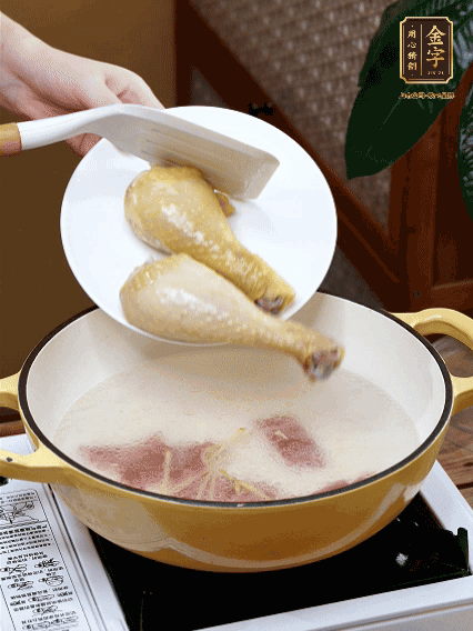 倒清水，放雞腿，大火煮開轉(zhuǎn)中小火煮20分鐘