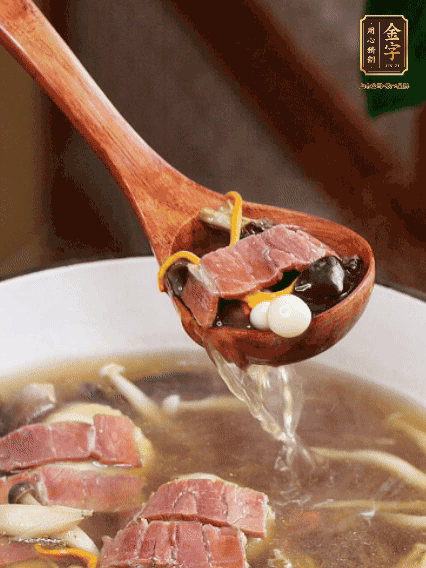 加羊肚菌、雞縱菌、蟲草花、海鮮菇、白玉菇再煮20分鐘