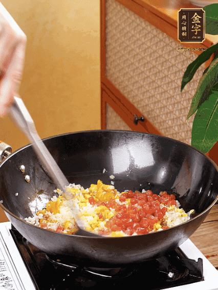 放隔夜飯攪散，加香腸，1勺生抽、半勺鹽調(diào)味。最后撒蔥花