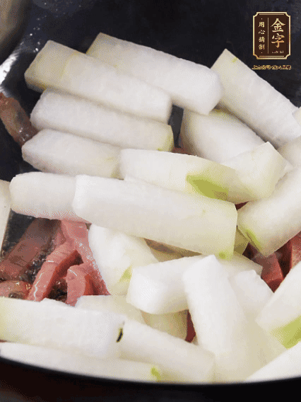 再下冬瓜微微煸炒，加一小碗水，中小火煨5分鐘