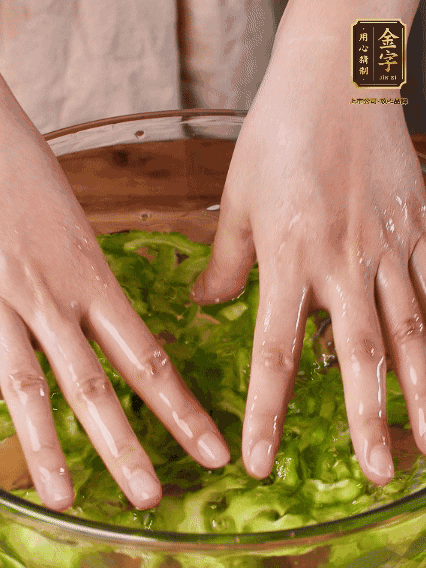 苦瓜去瓤切片，用鹽腌20分鐘，反復(fù)洗凈去苦味