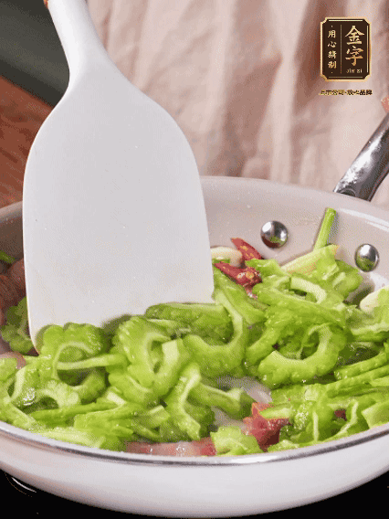 熱油，火腿、蔥姜、干辣椒煸香，再下苦瓜翻炒