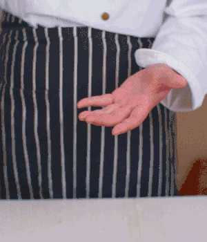 小蔥切碎，淡火腿切碎。