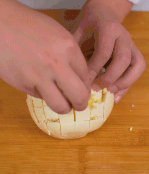 在縫隙里塞適量馬蘇里拉奶酪、再塞入淡火腿碎。