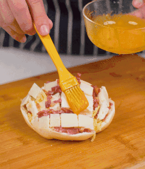 放在烤盤上，表面先刷一層玉米油，再刷一層蛋黃液。