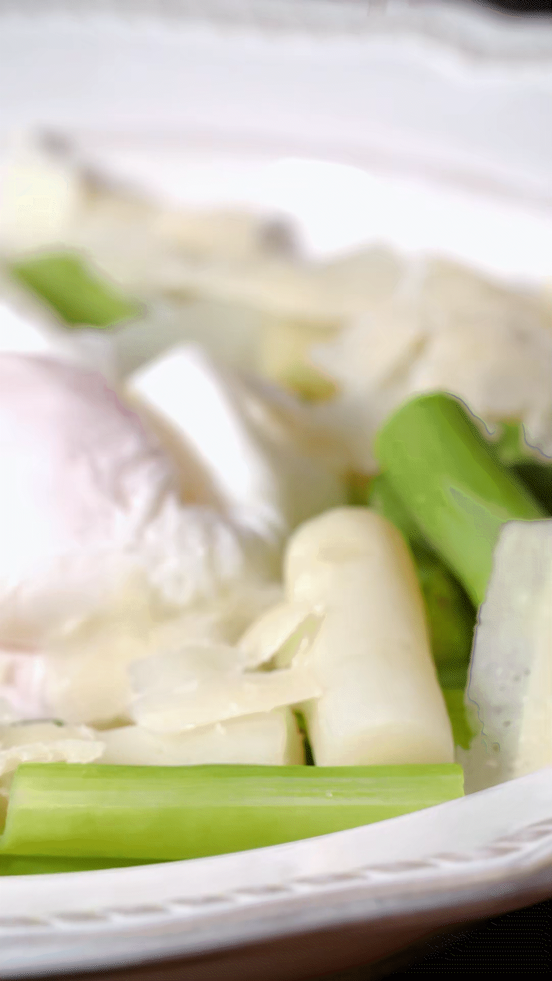 盤中放上蘆筍和雞蛋后，刨上適量干酪
