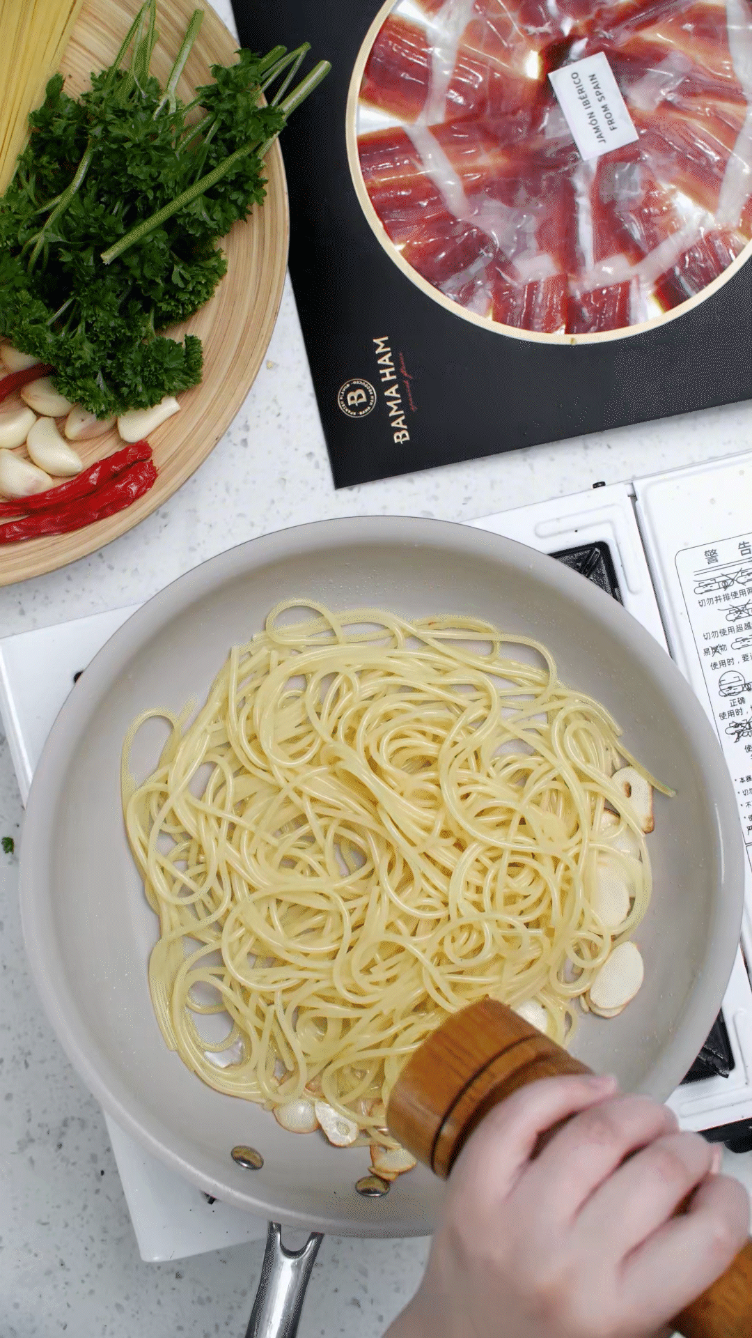 起鍋燒水，水開(kāi)加入1勺橄欖油和1勺鹽，煮開(kāi)后放入意面，水再次煮開(kāi)后轉(zhuǎn)中小火，5號(hào)面約8-10分鐘
