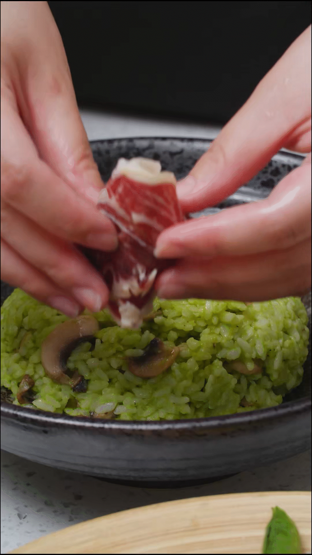 鍋中放入口蘑煎軟后，加一碗煮好的米飯
