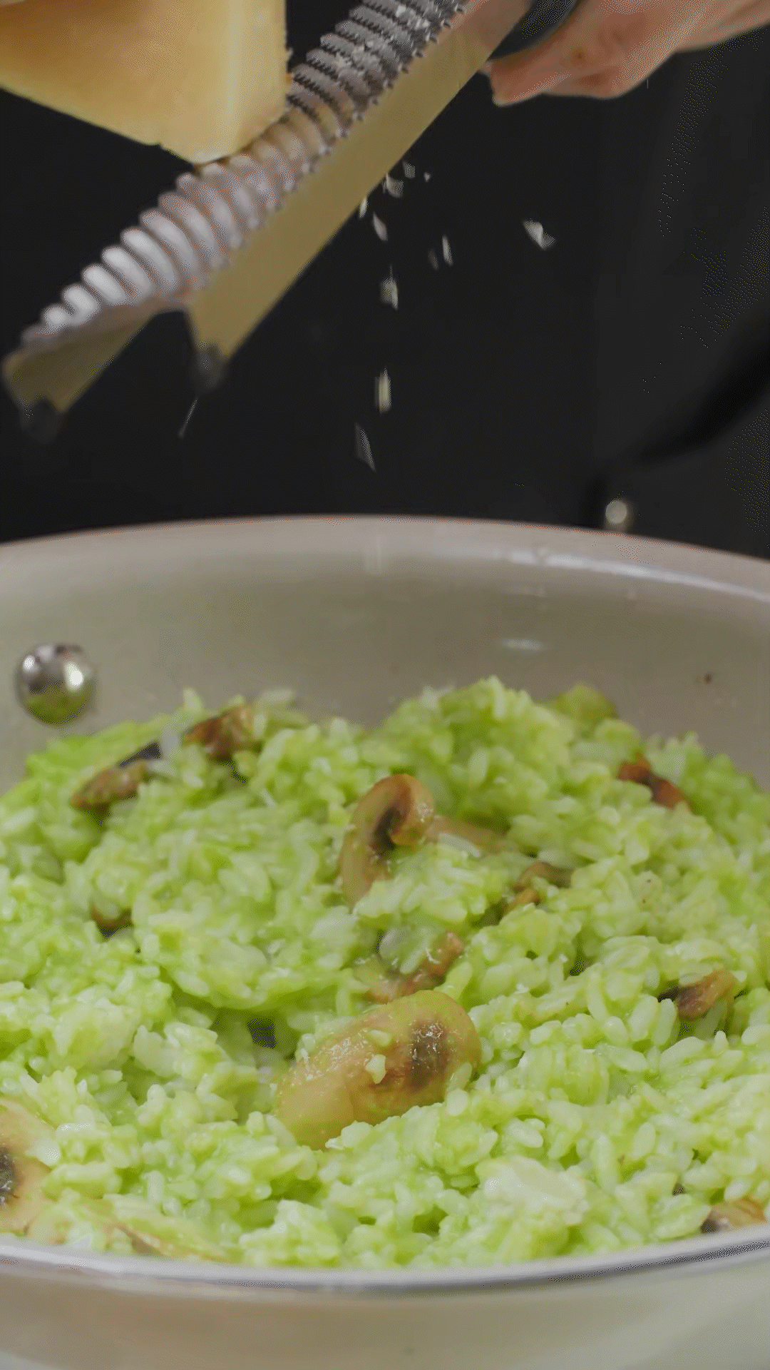 倒入豌豆泥、干酪、一塊黃油和黑胡椒海鹽調(diào)味
