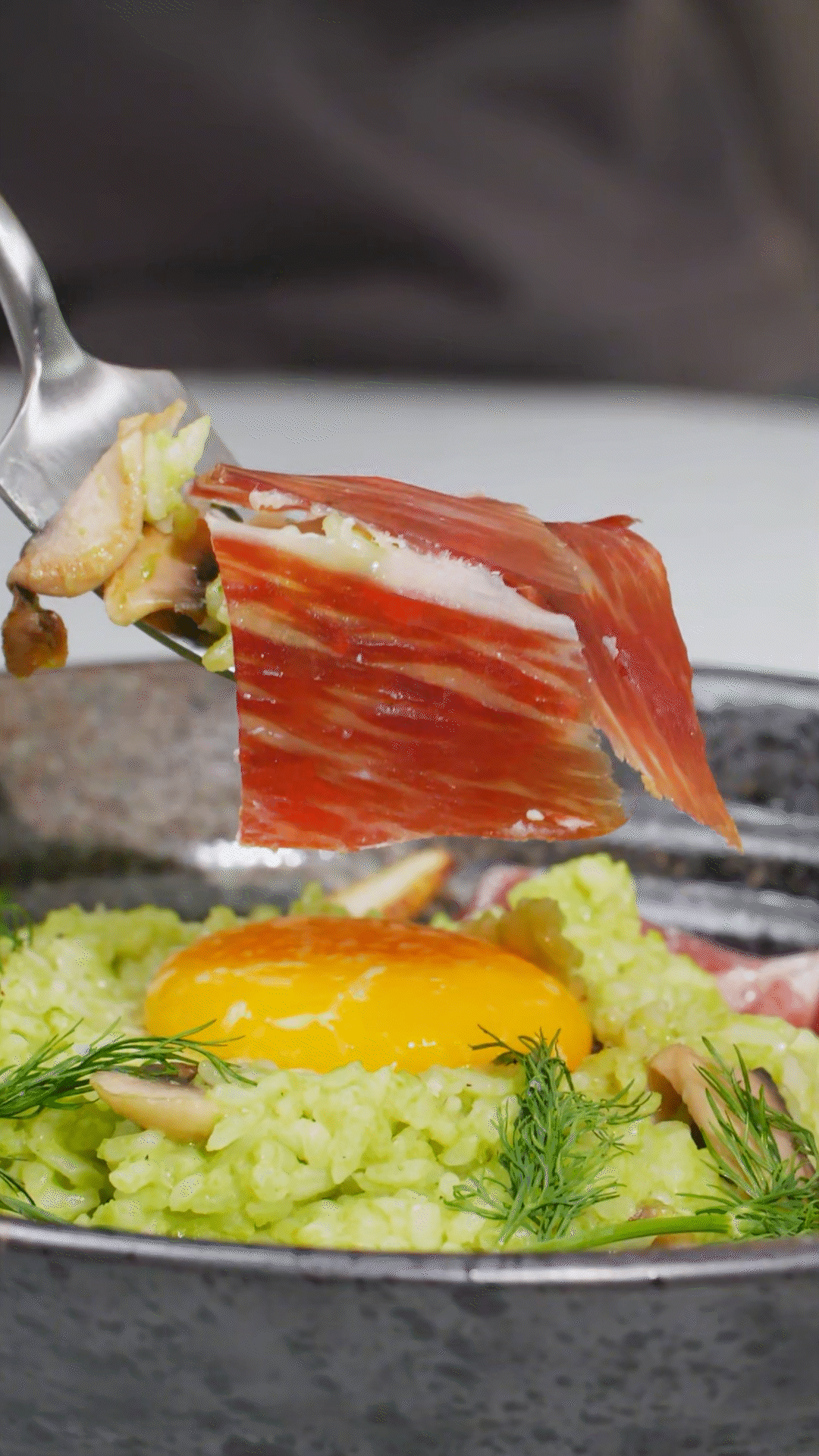 沿著碗邊依次放上：巴瑪火腿、玉米筍、蒔蘿