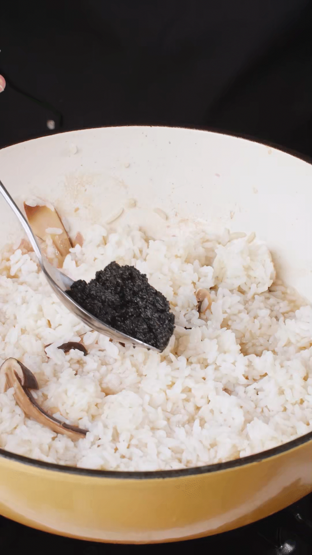 底油放入洋蔥爆香后加入黑皮雞樅菇、口蘑，用白葡萄酒增鮮
