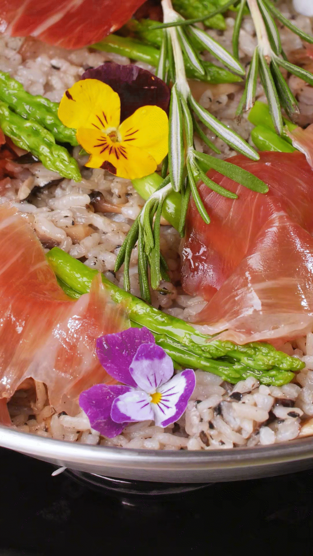 放入預(yù)先煮好的米飯和一碗去油的雞湯，和黑松露醬攪拌均勻
