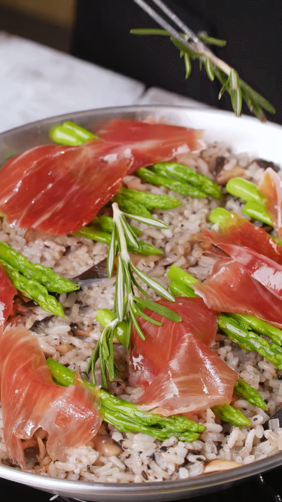 放上巴瑪火腿和蘆筍、點(diǎn)綴迷迭香、三色堇