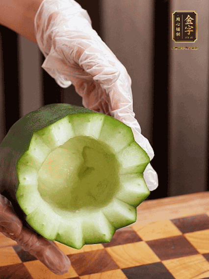 將小冬瓜洗凈，頂端切開去瓜瓤，改刀切口呈鋸齒狀