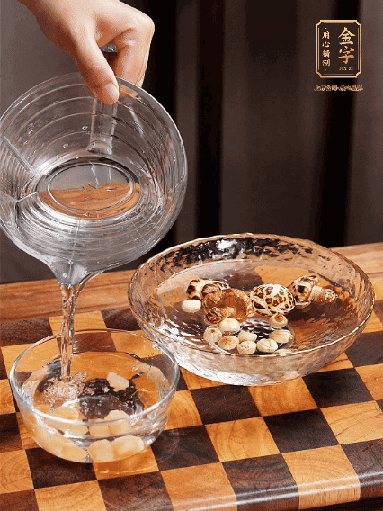 將雞肉、鮑魚、蝦仁焯水，冬菇、蓮子、干貝泡發(fā)