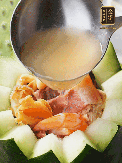 煮好后，盛入冬瓜盅。放入鍋中，可繼續(xù)燉煮，越燉越有味