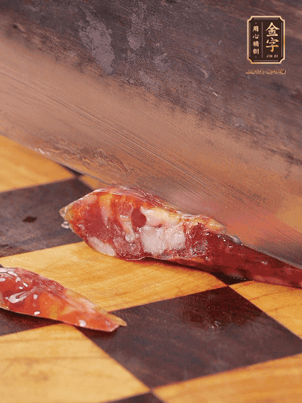 金字金華香腸切片，調(diào)制煲仔飯料汁：生抽2勺+蠔油1勺+1勺芝麻油+半勺糖