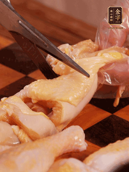 土雞處理干凈，切成大塊，加蔥姜、花雕酒、鹽腌制10分鐘