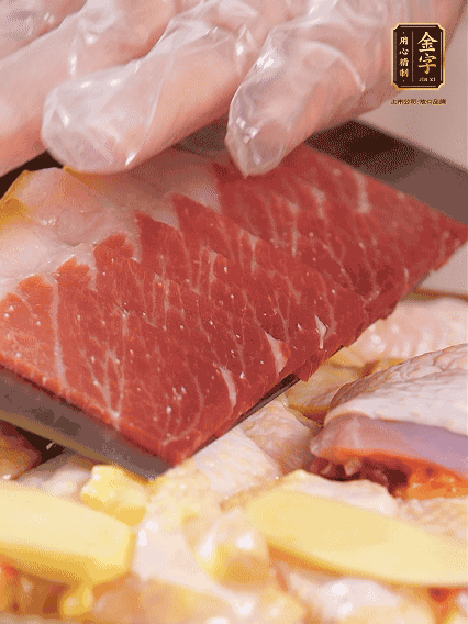 碼上金字火腿片，上鍋蒸足40分鐘