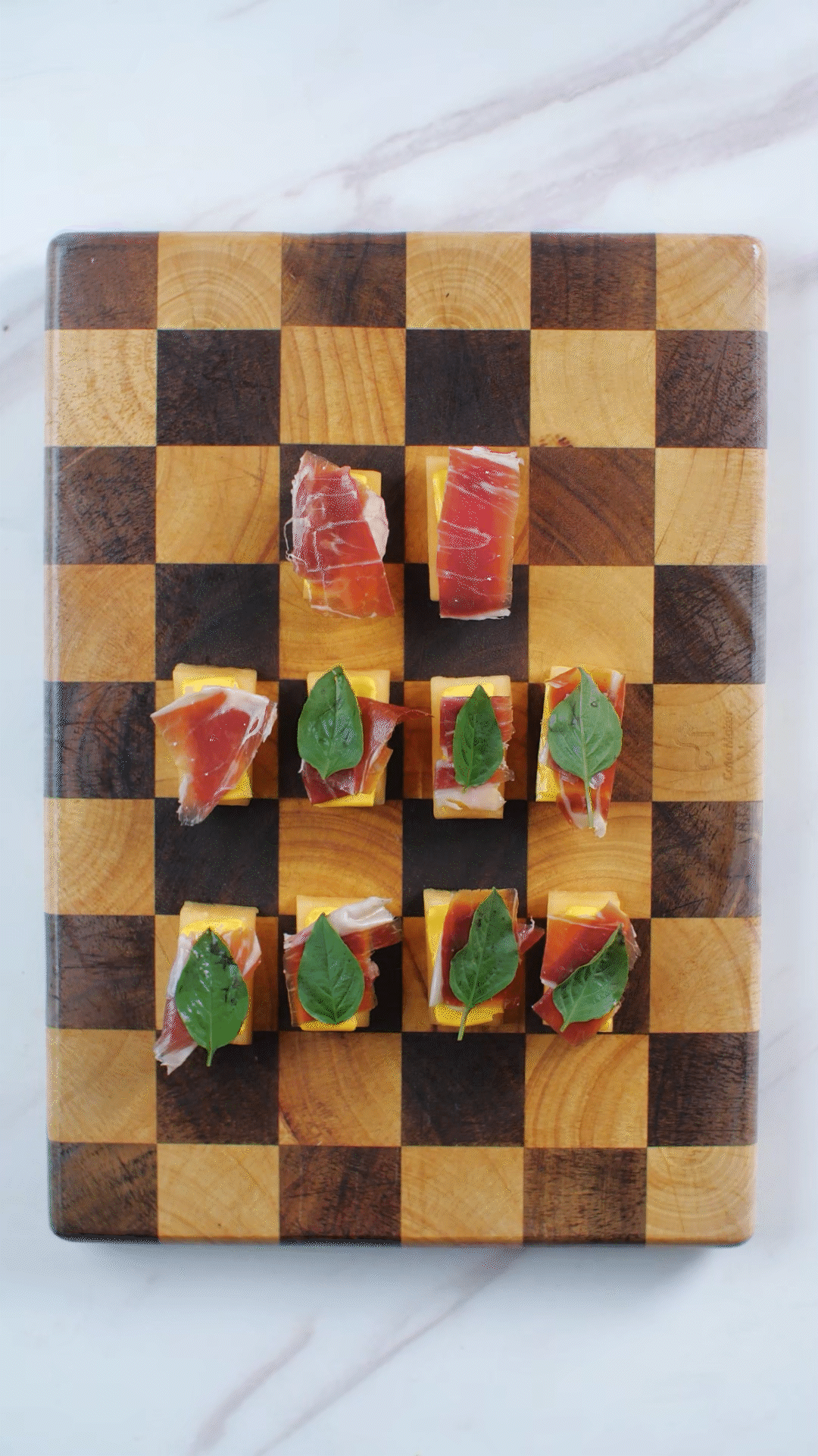 依次放上：奶酪、巴瑪火腿