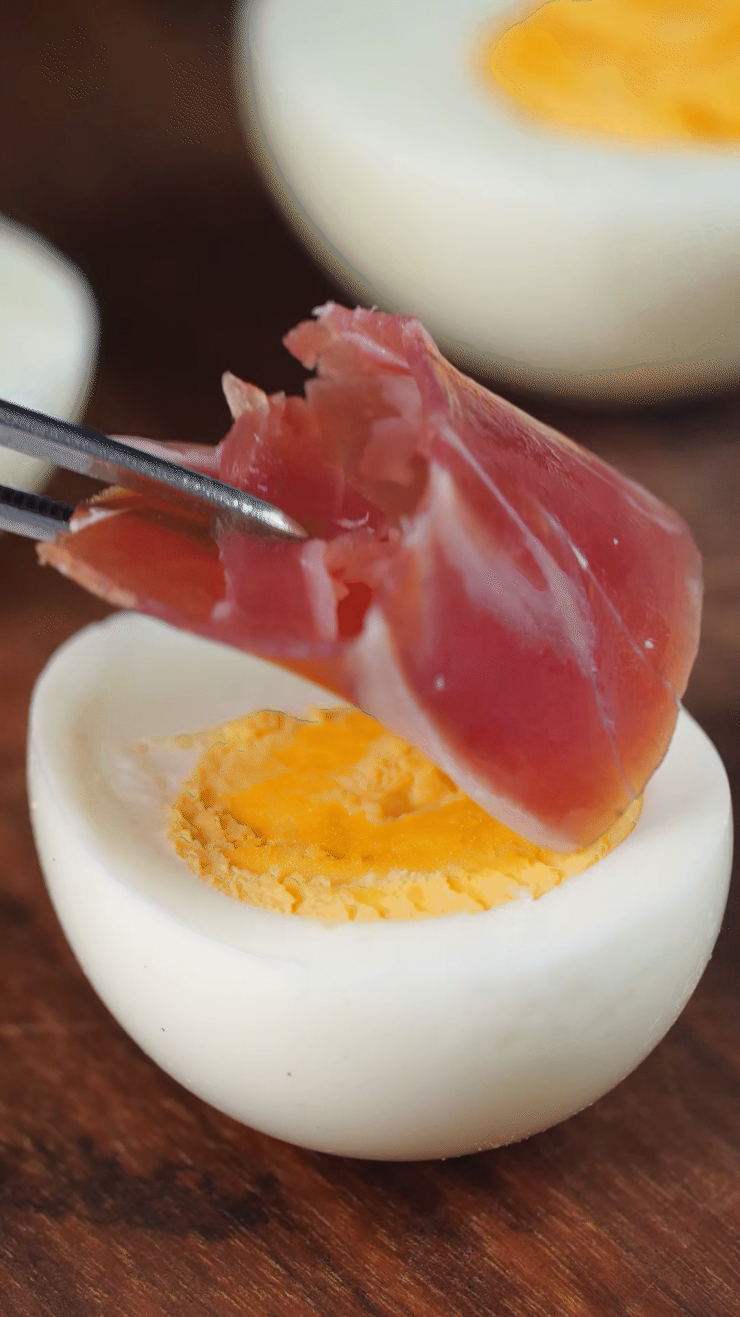 撈出過冷水，去殼后對半切開