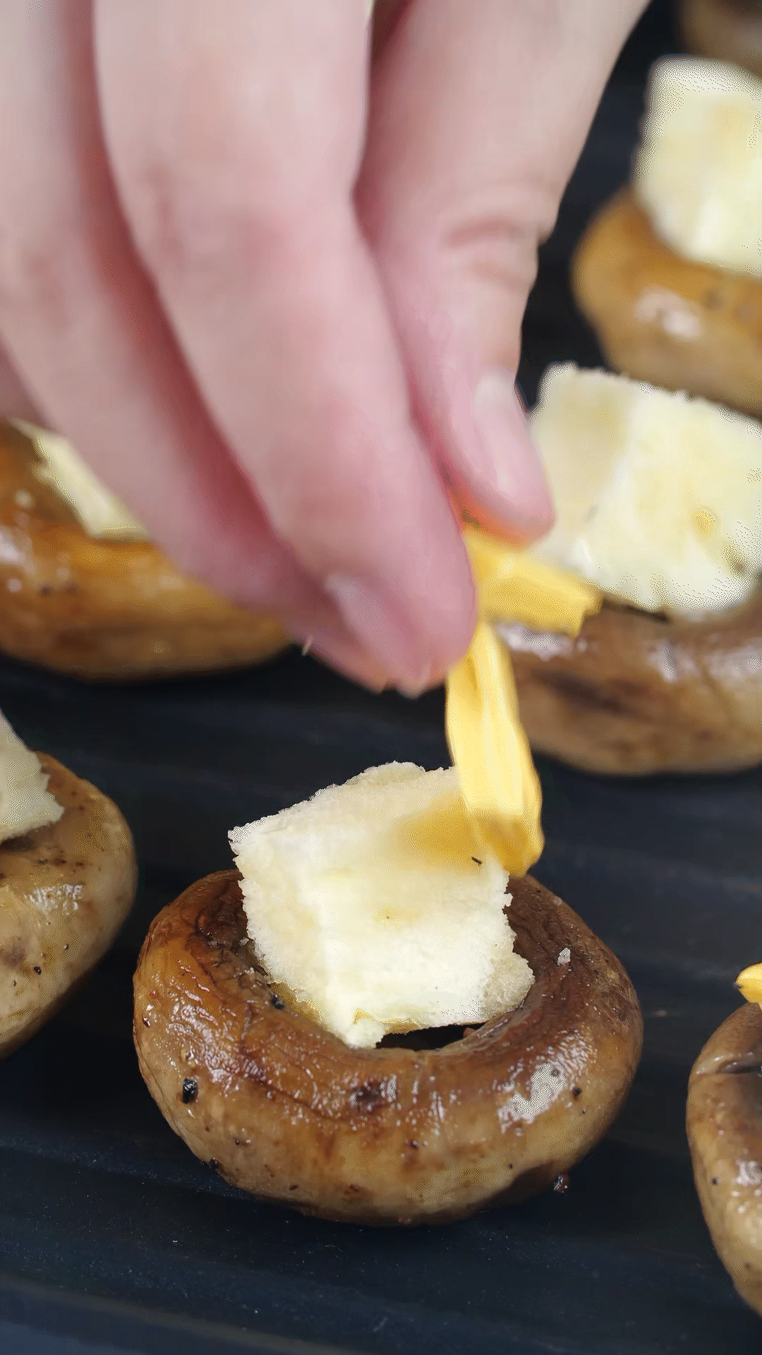 面包切小粒，放入口蘑凹處，蓋上芝士，烤箱180度烤10分鐘