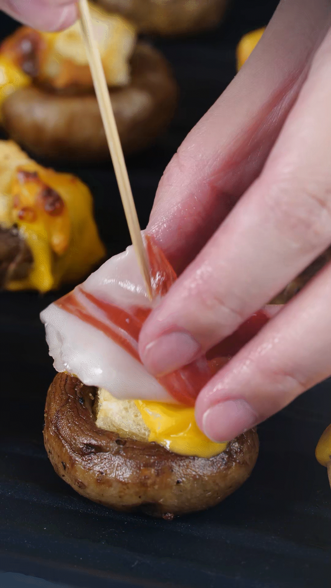 將火腿卷一卷，放在最頂部，插上竹簽